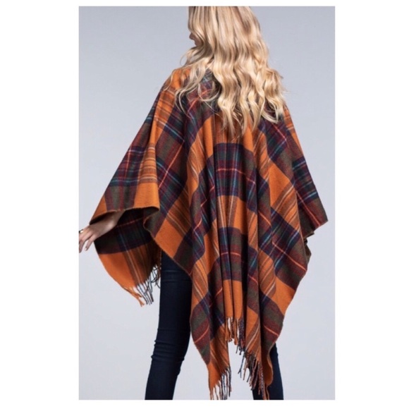 Ruggine Chic Soft Amberglow Plaid Fringe Accent Ruana - Picture 7 of 13